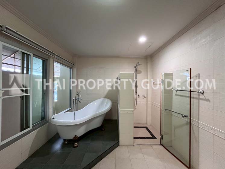 House with Shared Pool in Srinakarin 